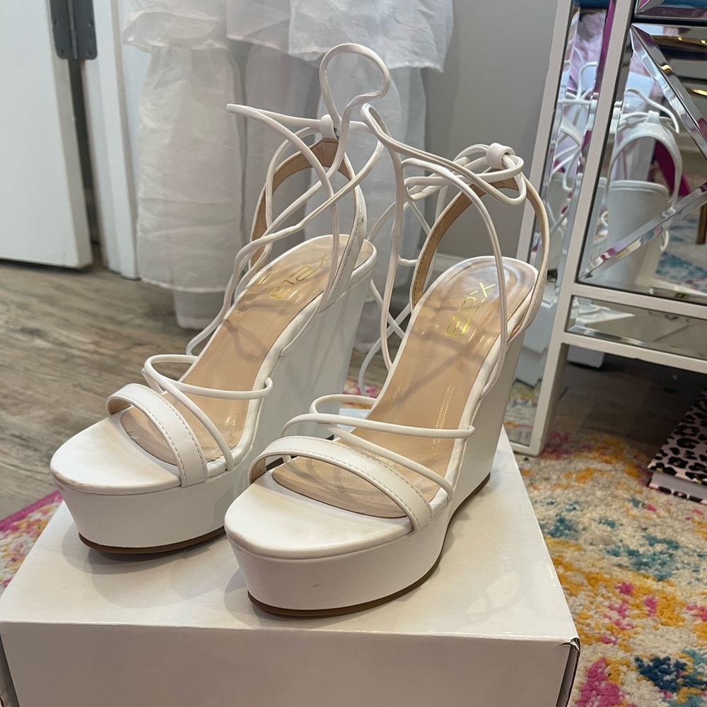 White wrap up wedges